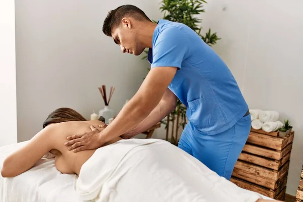 Donna Reciving Massaggio Alla Schiena Centro Bellezza — Foto Stock