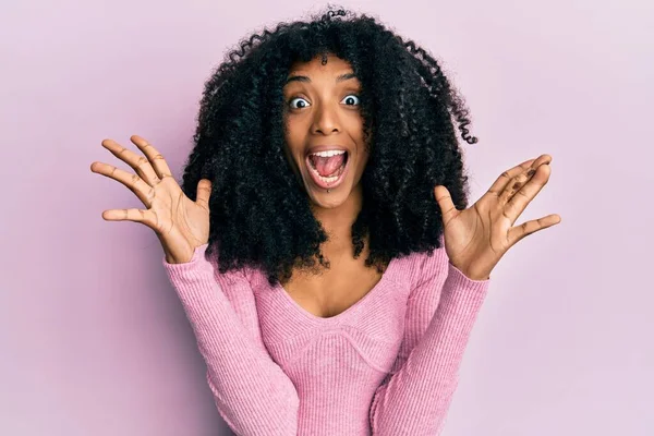 Afrikansk Amerikansk Kvinna Med Afro Hår Bär Casual Rosa Skjorta — Stockfoto