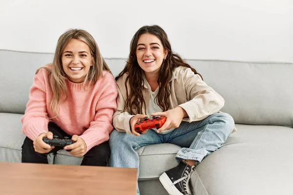 Giovane Coppia Sorridente Felice Giocare Videogioco Casa — Foto Stock