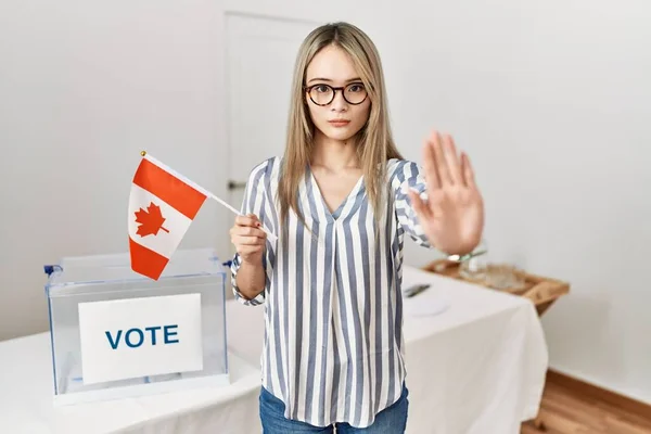 Azjatycka Młoda Kobieta Wyborach Politycznych Trzymając Flagę Kanady Otwartą Ręką — Zdjęcie stockowe