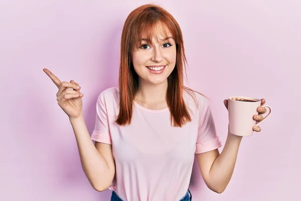 Roodharige Jonge Vrouw Drinken Van Een Kopje Koffie Glimlachend Gelukkig — Stockfoto