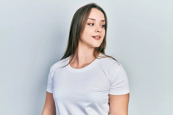 Menina Hispânica Jovem Vestindo Camisa Branca Casual Olhando Para Lado — Fotografia de Stock