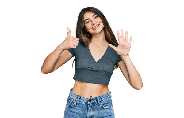 Jeune Belle Adolescente Portant Casual Crop Top Shirt Montrant Pointant — Photo