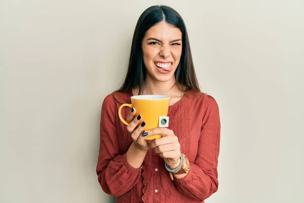 Mujer Hispana Joven Sosteniendo Taza Sacando Lengua Feliz Con Expresión — Foto de Stock