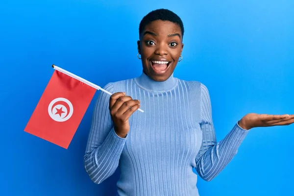 Jonge Afro Amerikaanse Vrouw Met Tunisia Vlag Vieren Prestatie Met — Stockfoto