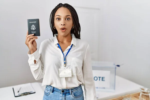 Mujer Afroamericana Joven Las Elecciones Campaña Política Celebración Pasaporte Asustado — Foto de Stock