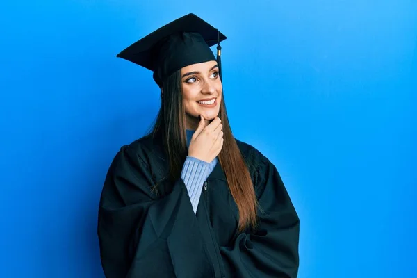 Hermosa Morena Joven Con Gorra Graduación Bata Ceremonia Con Mano — Foto de Stock