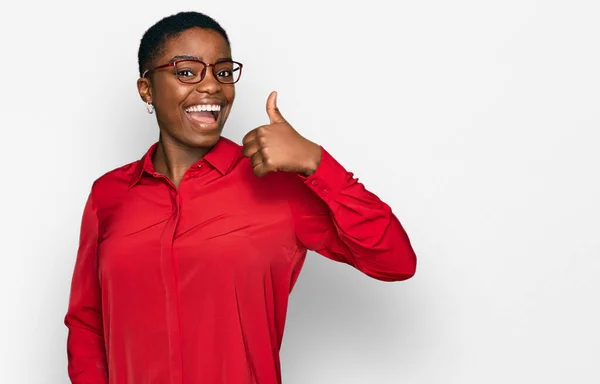 Fiatal Afro Amerikai Alkalmi Ruhát Szemüveget Visel Mosolygós Boldog Pozitív — Stock Fotó