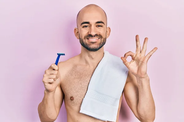 Jonge Kale Man Shirtloos Houden Scheermes Doet Het Goed Teken — Stockfoto