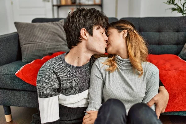 Jovem Casal Caucasiano Beijando Abraçando Sentado Chão Casa — Fotografia de Stock