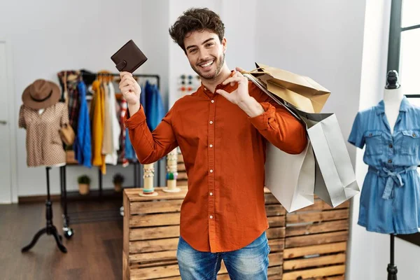 Jonge Spaanse Klant Glimlachend Blij Winkeltassen Lederen Portemonnee Kledingwinkel — Stockfoto