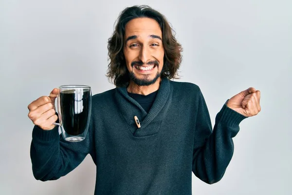 Giovane Uomo Ispanico Bere Una Tazza Caffè Urlando Orgoglioso Celebrando — Foto Stock