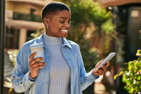 Mladý Africký Američan Žena Pomocí Smartphone Pití Kávy Městě — Stock fotografie