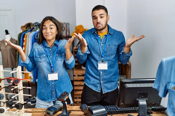 Jóvenes Interracial Que Trabajan Boutique Minorista Expresión Despistada Confusa Con —  Fotos de Stock