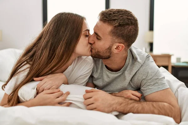 Joven Pareja Caucásica Sonriendo Feliz Besándose Cama Casa — Foto de Stock