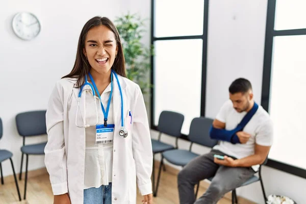 Young Asian Doctor Woman Waiting Room Man Broken Arm Winking — Stock Photo, Image