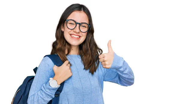 Junge Schöne Mädchen Tragen Studenten Rucksack Lächelt Glücklich Und Positiv — Stockfoto