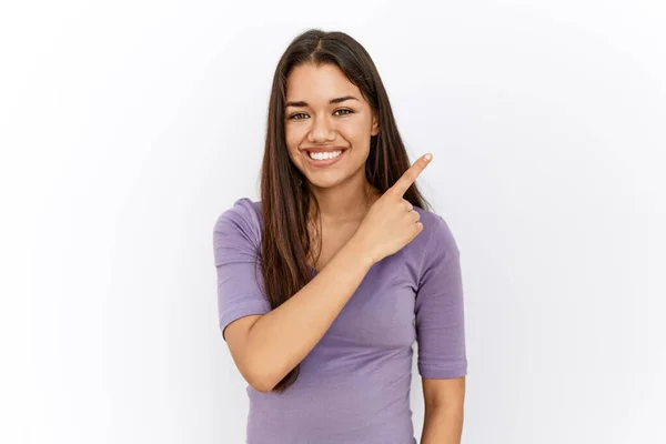 Joven Morena Pie Junto Fondo Aislado Alegre Con Una Sonrisa — Foto de Stock