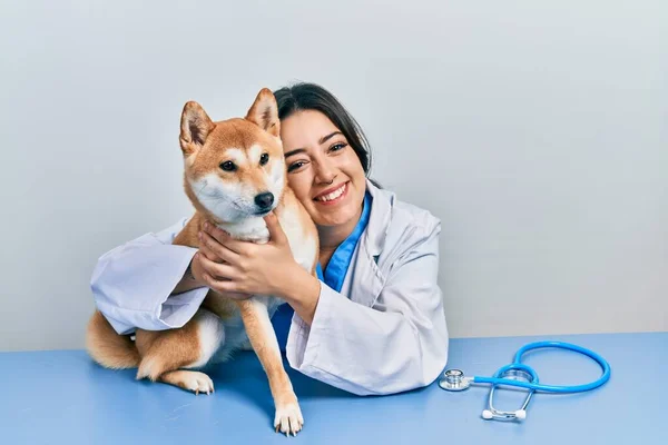 Veteriner Kadın Klinikte Üniforma Giyiyor Köpeğe Sevgiyle Sarılıyor — Stok fotoğraf