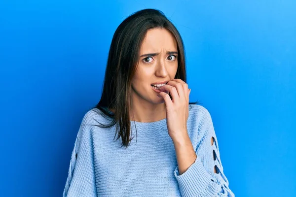 Menina Hispânica Jovem Vestindo Roupas Casuais Olhando Estressado Nervoso Com — Fotografia de Stock