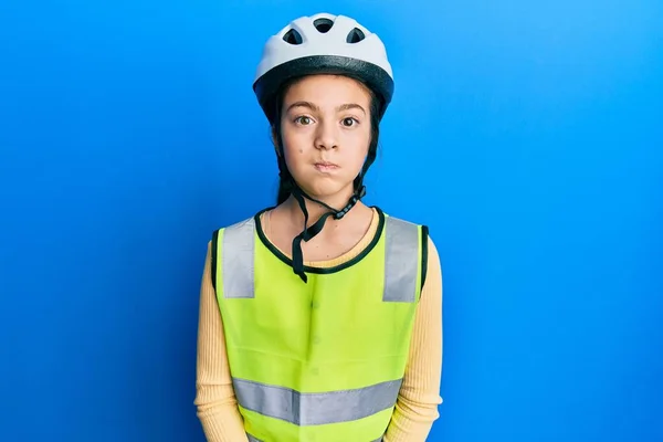 Красивая Брюнетка Маленькая Девочка Велосипедном Шлеме Отражающий Жилет Пыхтя Щеки — стоковое фото