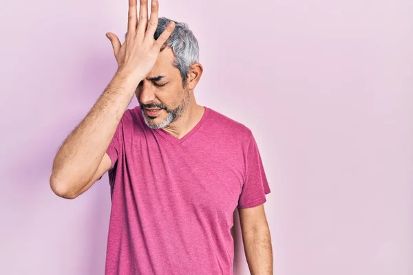 Schöner Mann Mittleren Alters Mit Grauen Haaren Lässigem Rosa Shirt — Stockfoto