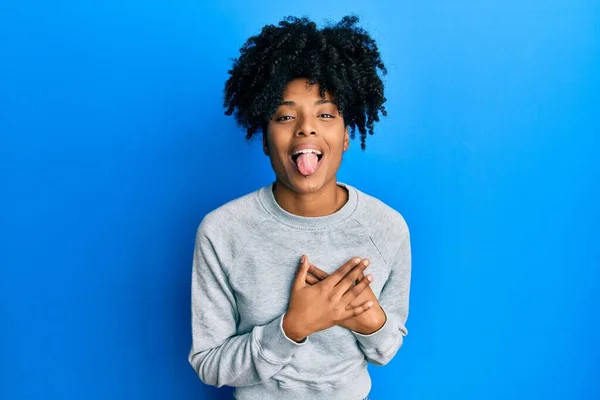 Mujer Afroamericana Con Cabello Afro Usando Ropa Deportiva Haciendo Símbolo — Foto de Stock