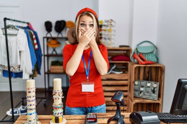 Perakende satış mağazasında yönetici olarak çalışan beyaz bir kadın ağzını yanlışlıkla ellerle kapatırken şok oldu. gizli kavram. 