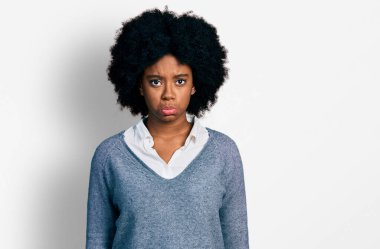 Genç Afro-Amerikalı kadın iş kıyafetleri giyiyor. Depresyonda ve endişeli. Kızgın ve korkmuş bir şekilde ağlıyor. hüzünlü ifade. 