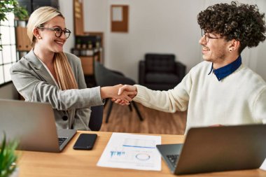 İki işletme yöneticisi ofiste el sıkışıyor..