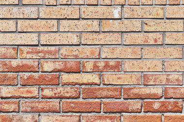 Çatlak kiremitler ve çimentoyla tuğla duvar dokusu. Klasik tuğla duvar yüzey arkaplanı