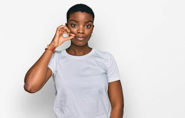 Joven Mujer Afroamericana Vistiendo Casual Camiseta Blanca Boca Labios Cerrados —  Fotos de Stock
