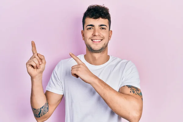 Jonge Spaanse Man Met Casual Wit Shirt Lachend Kijkend Naar — Stockfoto
