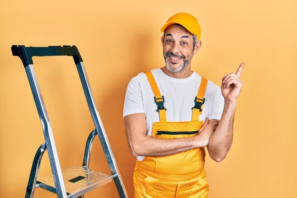 Stilig Medelålders Man Med Grått Hår Håller Stege Med Ett — Stockfoto