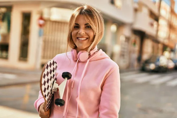 Joven Chica Rubia Patinadora Sonriendo Feliz Sosteniendo Patín Ciudad — Foto de Stock