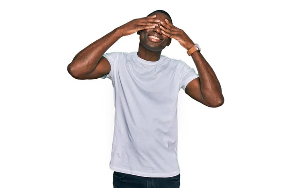 Joven Hombre Afroamericano Vistiendo Casual Camiseta Blanca Cubriendo Los Ojos — Foto de Stock