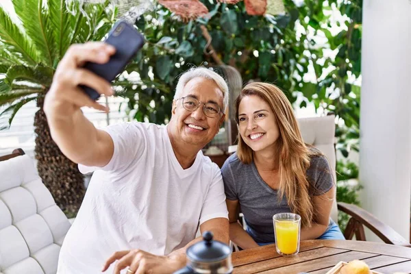 Μεσήλικες Ισπανόφωνοι Παίρνουν Πρωινό Κάνοντας Selfie Από Smartphone Στη Βεράντα — Φωτογραφία Αρχείου