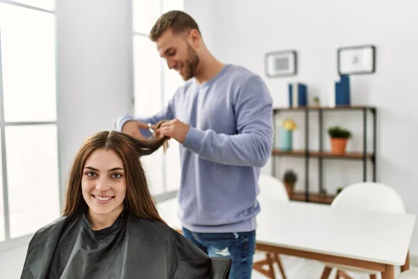 Jeune Homme Coupe Les Cheveux Petite Amie Maison — Photo