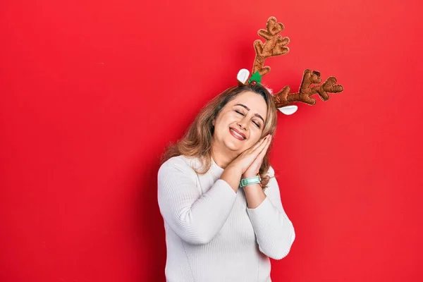 Mulher Caucasiana Meia Idade Vestindo Chifres Bonitos Rena Natal Dormindo — Fotografia de Stock