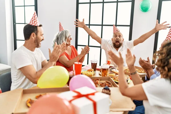 Grupo Amigos Meia Idade Sorrindo Feliz Comemorar Aniversário Casa — Fotografia de Stock