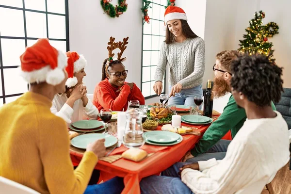 Gruppo Giovani Sorridenti Felici Con Cena Natale Uomo Che Taglia — Foto Stock