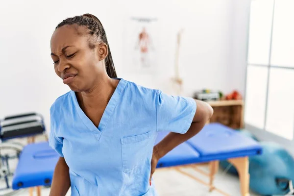 Schwarze Frau Mit Zöpfen Die Einer Schmerzklinik Arbeitet Leidet Unter — Stockfoto