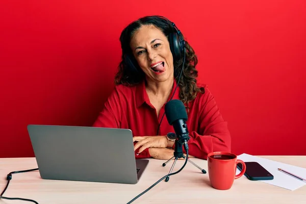 Hermosa Mujer Mediana Edad Que Trabaja Estudio Radio Sacando Lengua —  Fotos de Stock