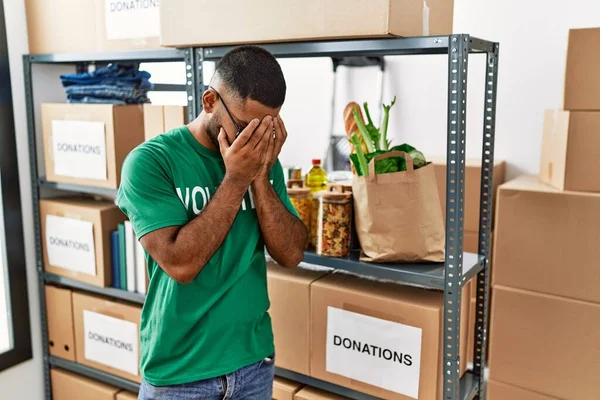 Ung Indian Man Frivillig Hålla Donationer Box Med Sorgligt Uttryck — Stockfoto