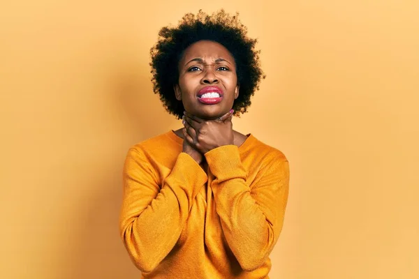 Jovem Afro Americana Vestindo Roupas Casuais Gritando Sufocar Porque Doloroso — Fotografia de Stock