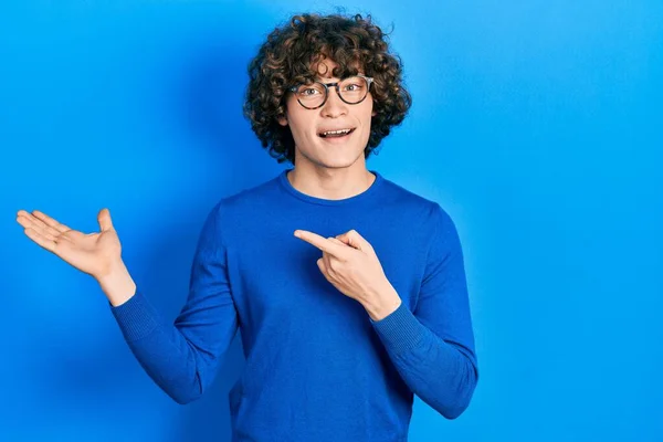 Bonito Jovem Vestindo Roupas Casuais Óculos Espantado Sorrindo Para Câmera — Fotografia de Stock