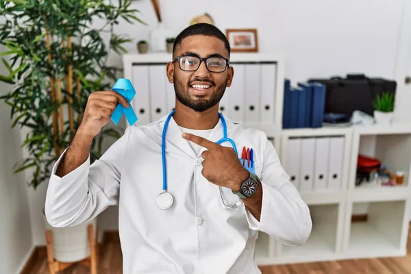 Mavi Kurdele Tutan Genç Hintli Doktor Mutlu Bir Şekilde Parmağıyla — Stok fotoğraf