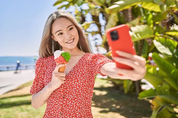 Jeune Fille Chinoise Manger Crème Glacée Faire Selfie Par Smartphone — Photo