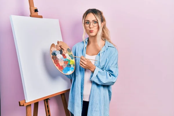 Mulher Loira Nova Bonita Que Está Desenhando Com Paleta Pelo — Fotografia de Stock