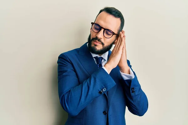 Jovem Com Barba Vestindo Terno Negócios Gravata Dormindo Cansado Sonhando — Fotografia de Stock